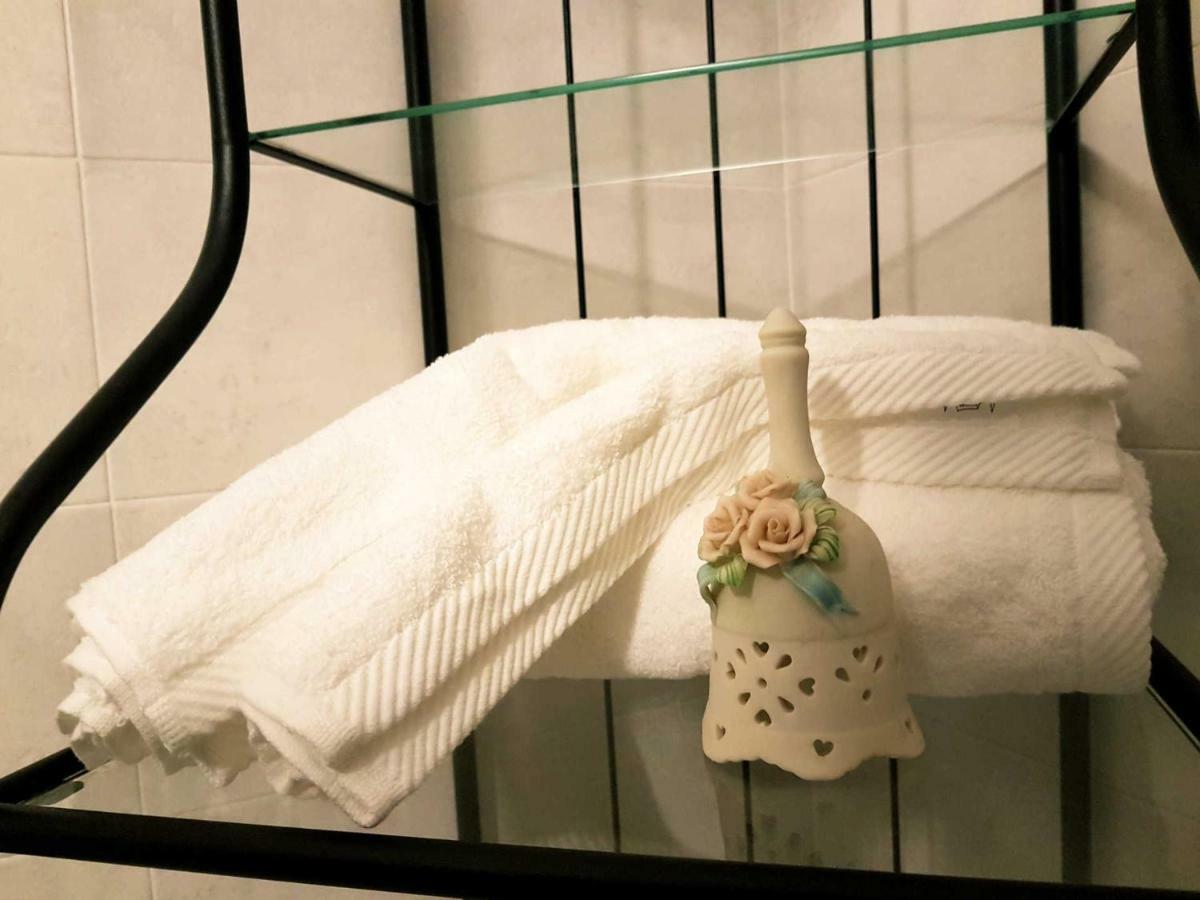B&B Tre Passi Dalla Torre Montesarchio ภายนอก รูปภาพ